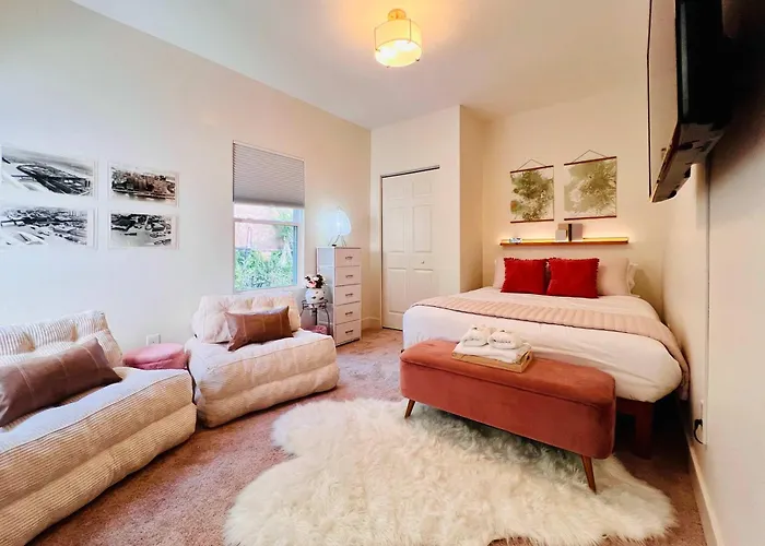 Mins To Acrisure - Free Street Parking - Late Check-in Apartment *